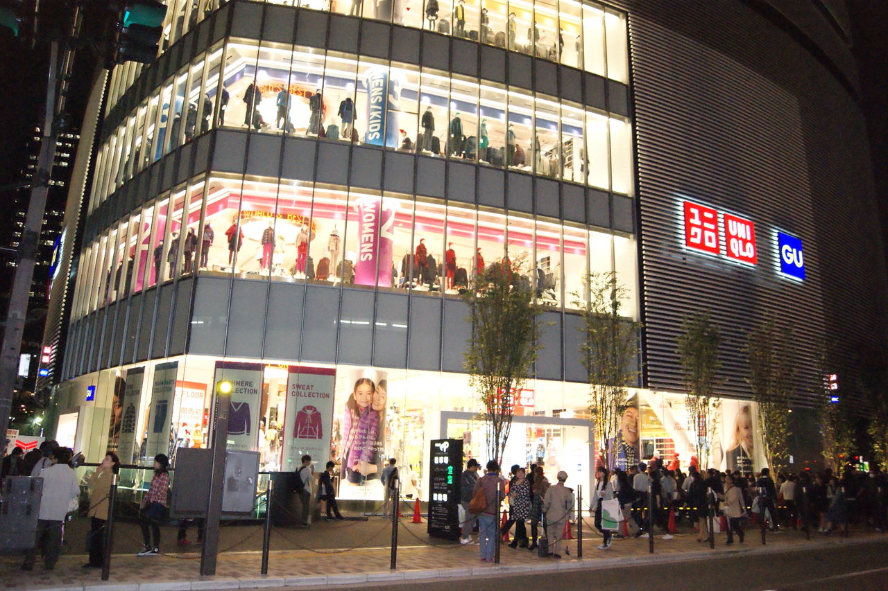 茶屋町にユニクロのグローバル旗艦店 Uniqlo Osaka がオープンして２時間待ちの行列ができていた模様 オープンチラシを見せます 本日 せやねん で生中継の放送があるよ 大阪つーしん